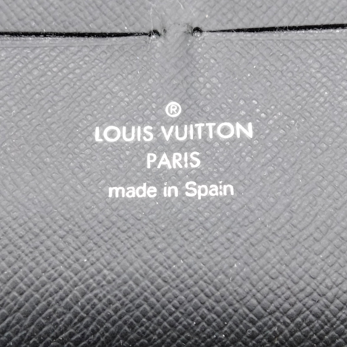 Louis Vuitton Black Taiga Zippy Wallet — detail 5