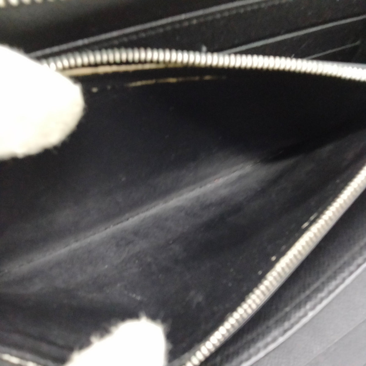 Louis Vuitton Black Taiga Zippy Wallet — detail 6