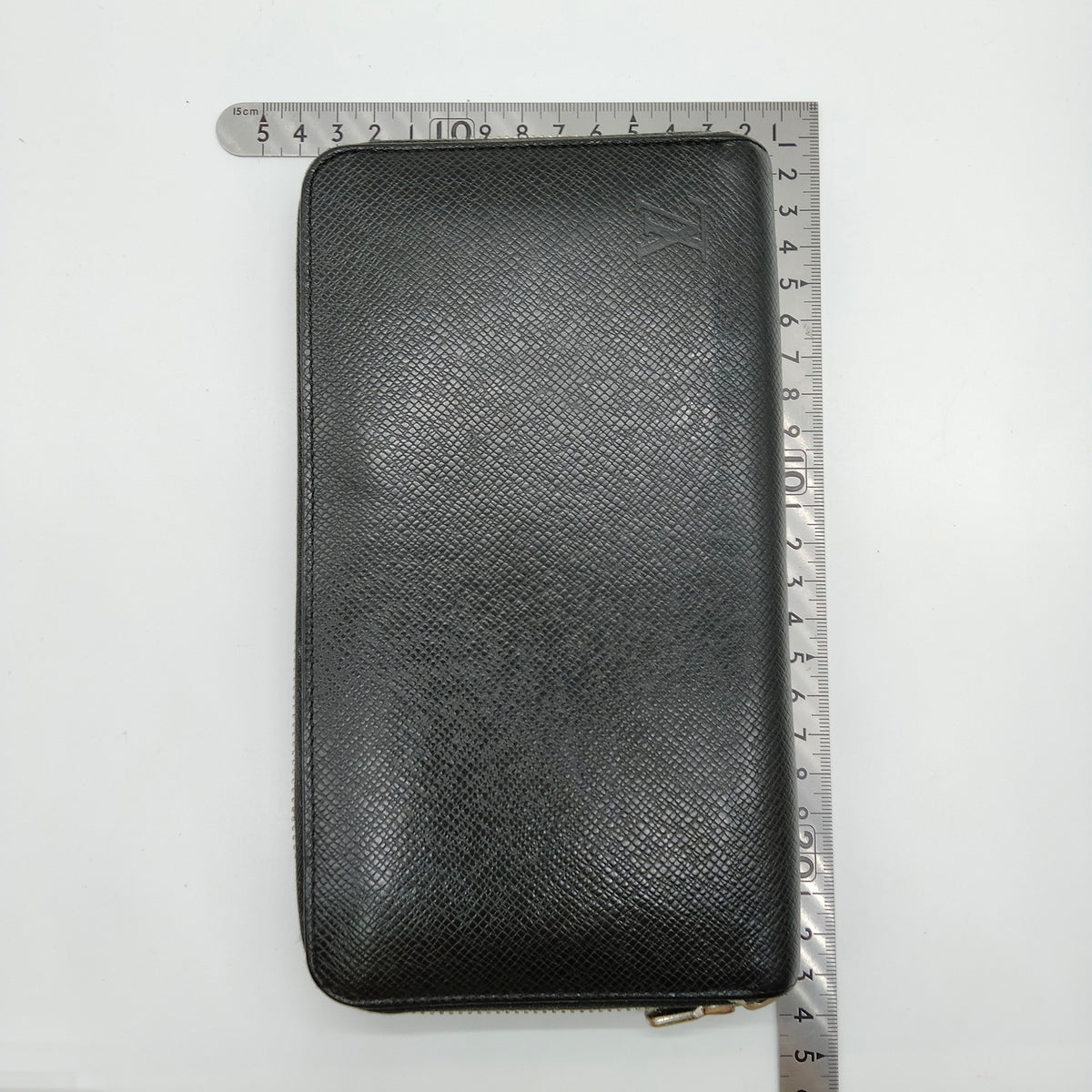 Louis Vuitton Black Taiga Zippy Wallet — detail 8