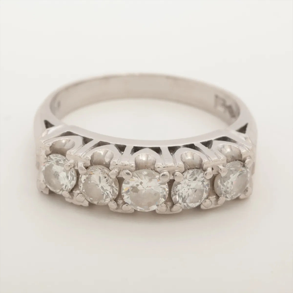 Round-cut Diamond Ring Platinum