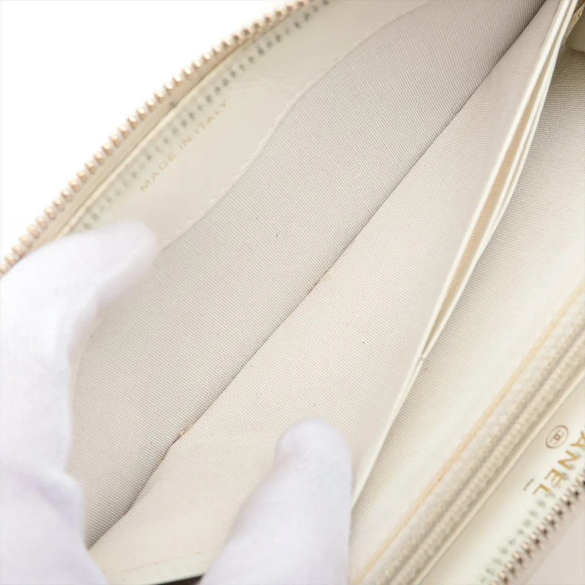 Chanel Chanel 19 Lambskin Zippy Long Wallet White