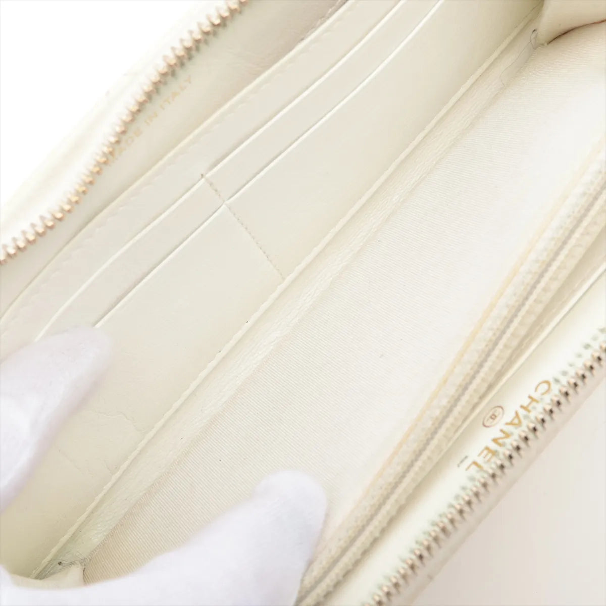 Chanel Chanel 19 Lambskin Zippy Long Wallet White