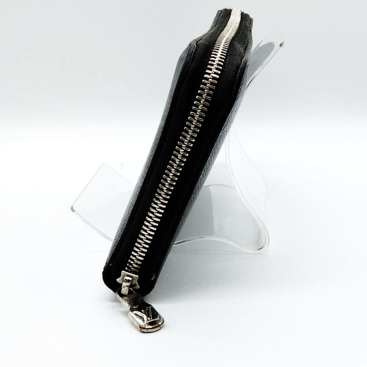 Louis Vuitton Black Taiga Zippy Wallet — detail 2