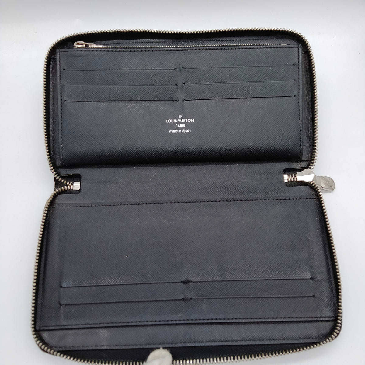 Louis Vuitton Black Taiga Zippy Wallet — detail 4