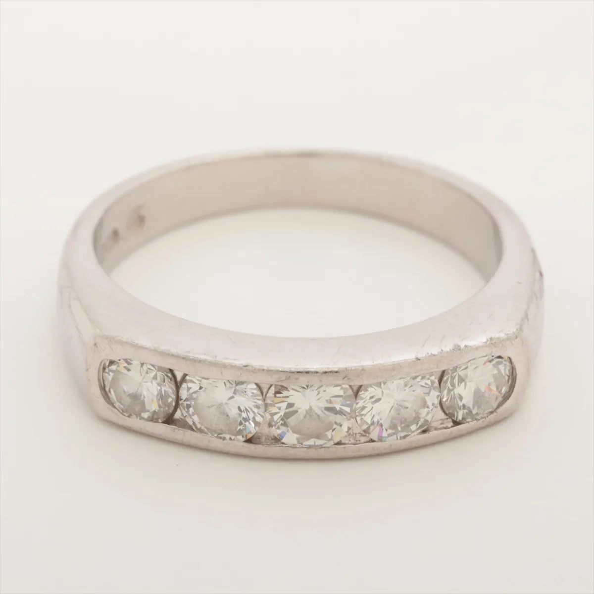 Round-cut Diamond Bezel Ring Platinum