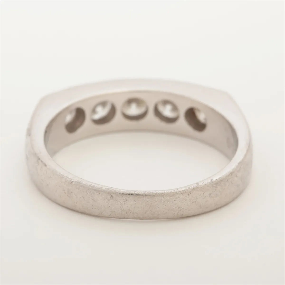 Round-cut Diamond Bezel Ring Platinum