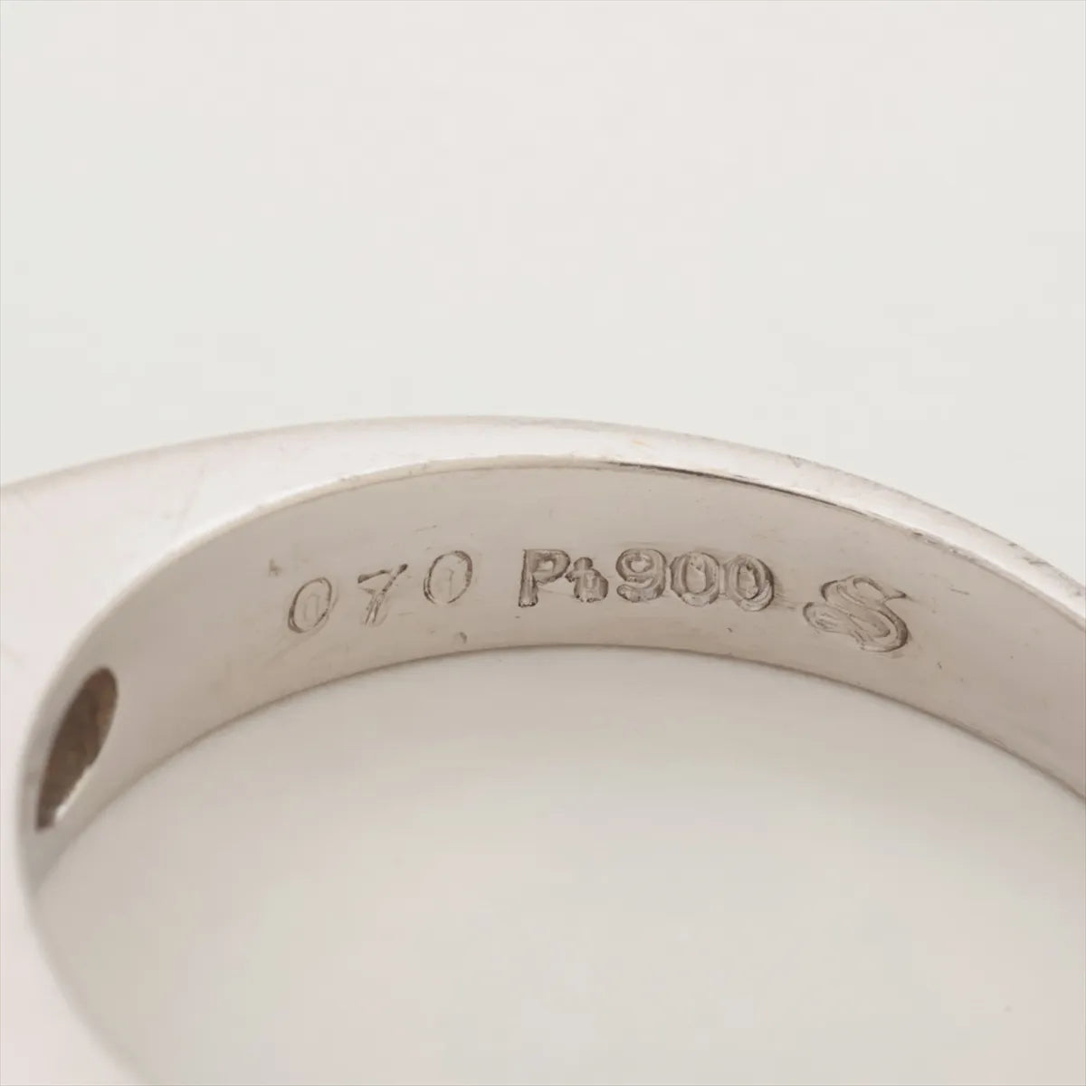 Round-cut Diamond Bezel Ring Platinum