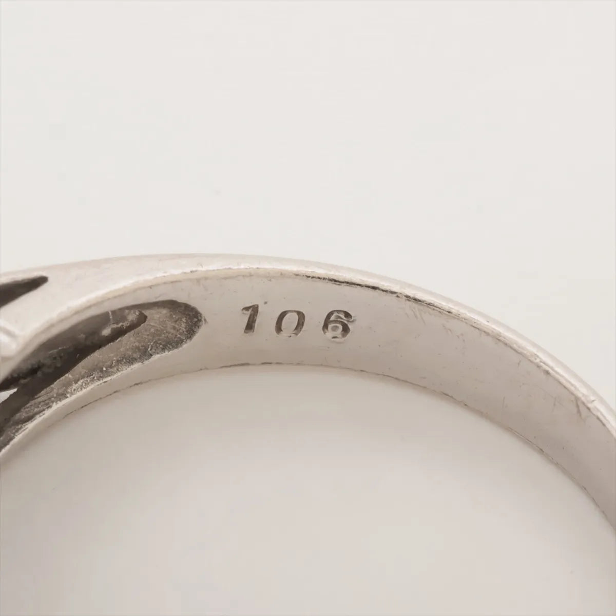 Round-cut Diamond Ring Platinum