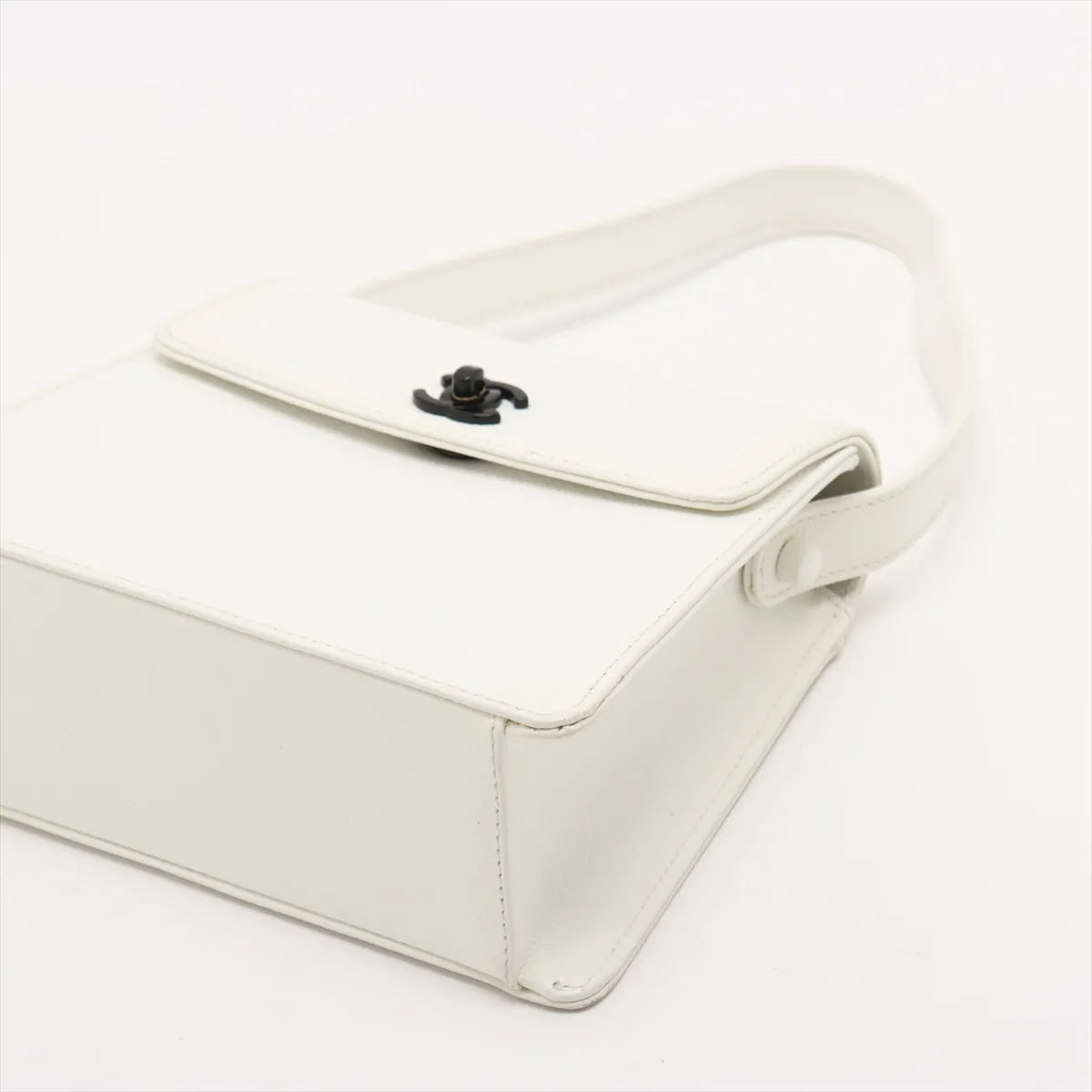 Chanel CC Logo Caviar Skin Handbag White