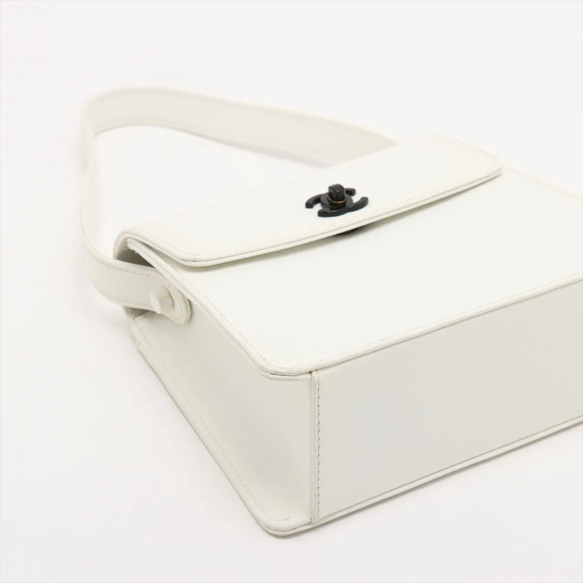 Chanel CC Logo Caviar Skin Handbag White