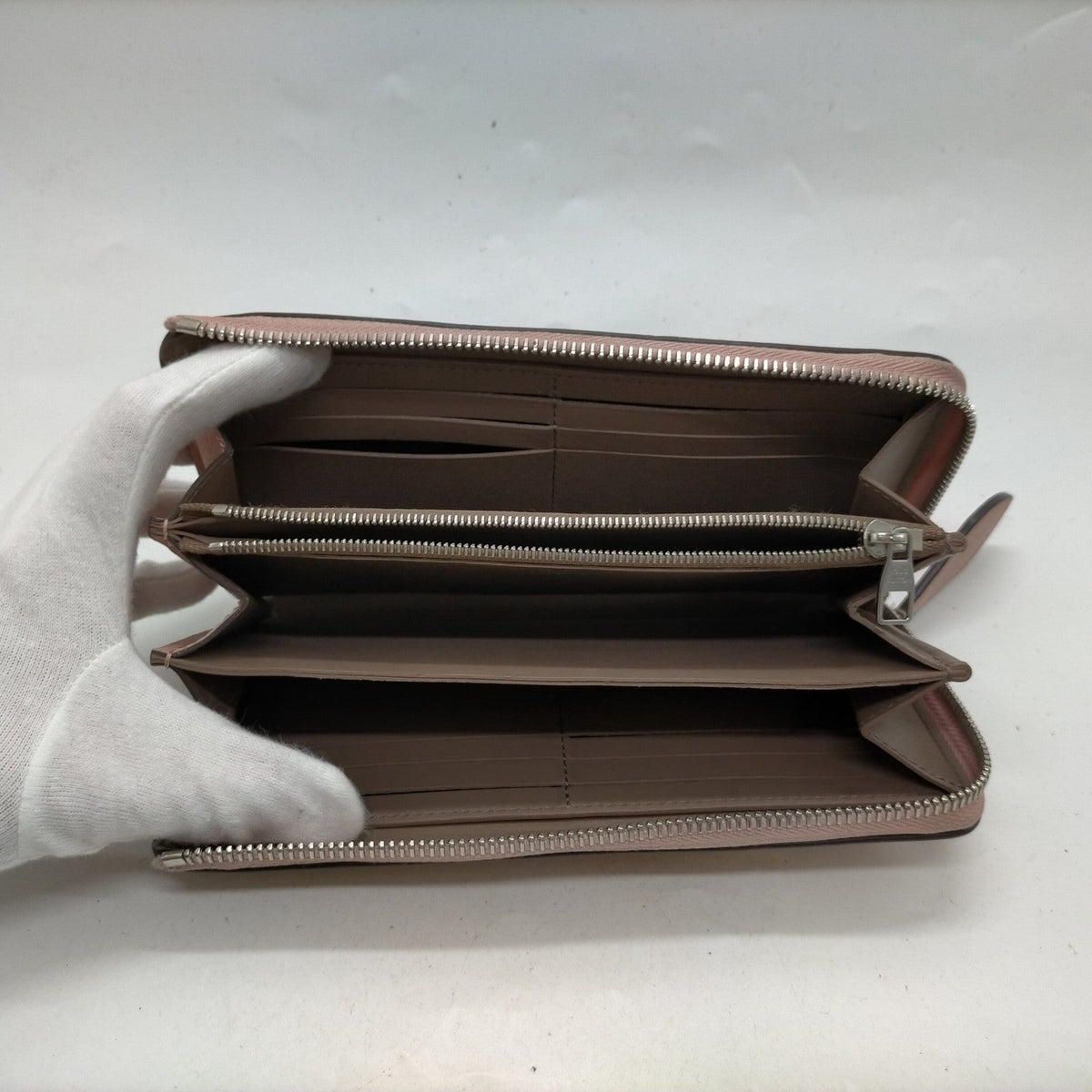 Louis Vuitton Pink Leather Zippy Wallet — original photograph 4